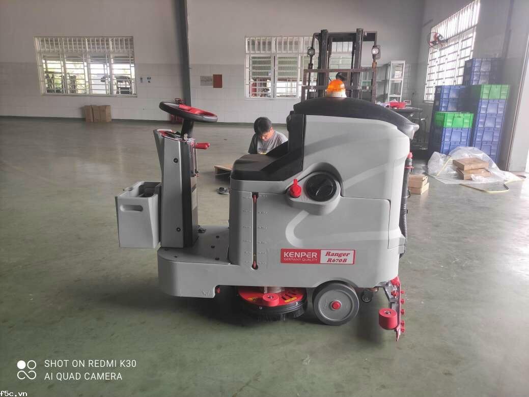 Máy chà sàn liên hợp ngồi lái